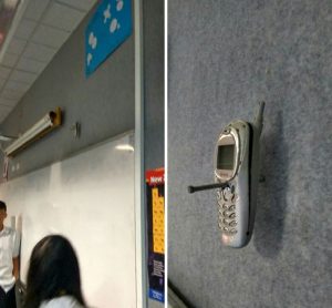 Mi profesor decomisó y clavó el celular de una chica hace 15 años, y el celular ha estado en el salón de clases desde ese entonces como advertencia.