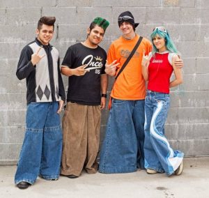 La compañía de Jeans “JNCO” puso de moda los pantalones extremadamente anchos, mejor conocidos como “raperos”.