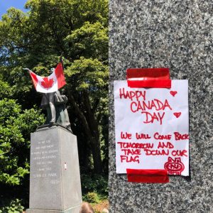 Alguien puso una bandera canadiense en esta representativa estatua, y dejó una nota explicando que la retirarían al día siguiente.