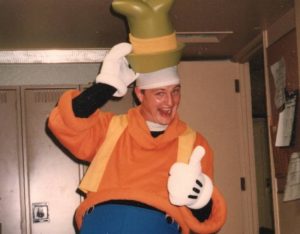 Los empleados terminan bañados en sudor por el calor excesivo. Los empleados terminan sudados, deshidratados y sin energía.