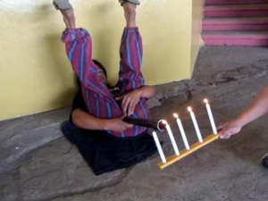 Mayor número de velas apagadas con pedos: Gerard Jessie es un hombre de Filipinas que apagó 5 velas con sus gases intestinales y la ayuda de un tubo, actividad que le ganó el récord