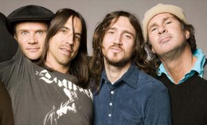 RED HOT CHILI PEPPERS - Con el guitarrista John Frusciante de vuelta, la banda se encuentra trabajando en nuevo material. El baterista Chad Smith reveló: "Estamos emocionados. Los festivales son los únicos espectáculos reservados. Por ahora, nos concentraremos principalmente en nuevas canciones y en escribir un nuevo disco. Todos estamos muy emocionados por hacer nueva música".