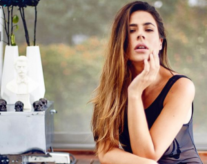 ¡Casi se le sale una! Carla Giraldo descrestó con sensual foto en lencería