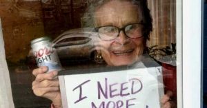 anciana-cerveza-860-700x366