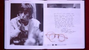 Gafas de John Lennon   Las gafas del vocalista de The Beatles fueron subastados por un precio inicial de 2 millones de dólares