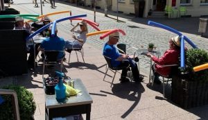 Los restaurantes de Alemania están entregando estos sombreros a sus clientes para evitar que se aproximen los unos a los otros.