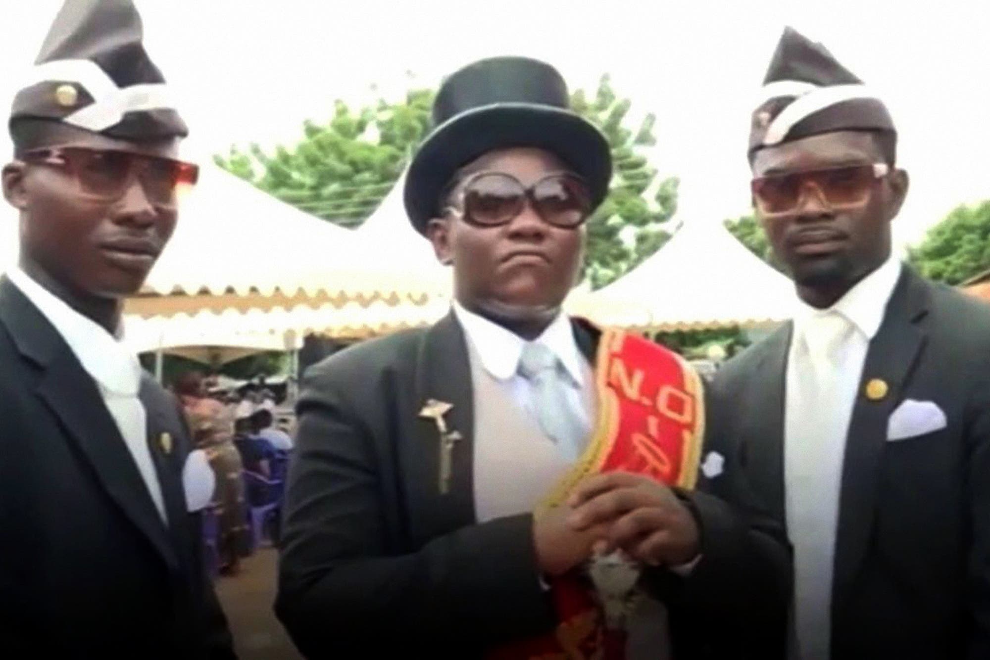 коффин данс. танец чернокожих с гробом. негры с гробом. четыре негра. коффин дэнс мем.