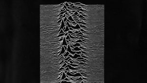 Joy Division – Unknown Pleasures: La imagen del disco, que ha aparecido en millones de camisetas, es un diagrama apilado de las emisiones de radio emitidas por un púlsar (una estrella de neutrones giratoria), que se descubrió en 1967 por Jocelyn Bell Burnell en la Universidad de Cambridge.