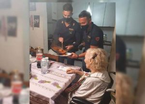 policia_prepara_comida_a_ancina_en_italia_-_foto_instagram