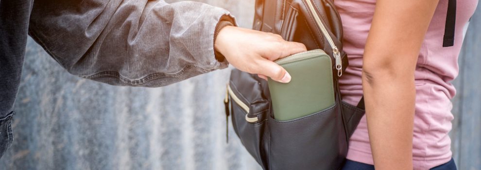 Fingió ataque epiléptico mientras su acompañante robaba a quien le ayudó