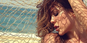 (Video) Natalia París posa totalmente desnuda y pone a pasar saliva a toda Colombia