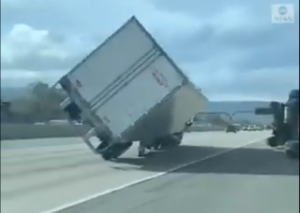 ¡Tremendo huracán! Fuertes vientos voltearon camiones mientras andaban