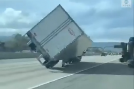 ¡Tremendo huracán! Fuertes vientos voltearon camiones mientras andaban