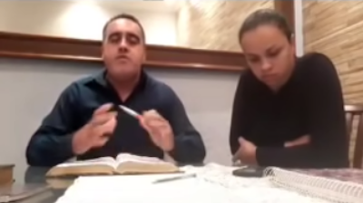 Pastor golpeó a su esposa en plena transmisión y siguió con el sermón