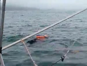 ¡Impresionante! Mujer fue rescatada flotando en medio del mar