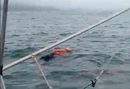 ¡Impresionante! Mujer fue rescatada flotando en medio del mar