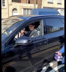 James Rodríguez: hinchas del Everton le regalan una botella como agradecimiento