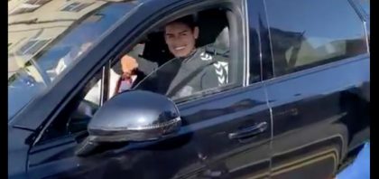 James Rodríguez: hinchas del Everton le regalan una botella como agradecimiento