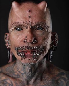 (VIDEO) Conozca al hombre con más modificaciones corporales: Rolf Buchholz