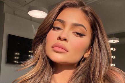¡Mamacita! Reviven sensuales fotografías de Kylie Jenner disfrazada de ángel
