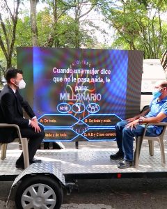 Sujeto juega '¿Quién quiere ser millonario?' con extraños, pero con unas preguntas muy peculiares