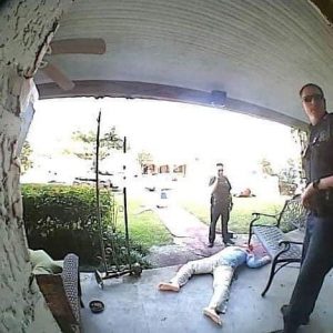 ¿Escena del crimen? Sujeto decora su casa por Halloween y lo visita la Policía