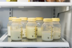 Mujer vende leche materna a extraños por 15.000 euros