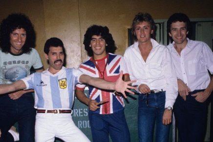 Queen se despide de Maradona con un emotivo homenaje