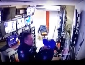 VIDEO: ¡Pillados! Policías fueron grabados teniendo sexo en pleno turno