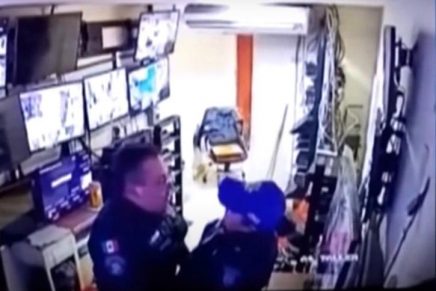 VIDEO: ¡Pillados! Policías fueron grabados teniendo sexo en pleno turno