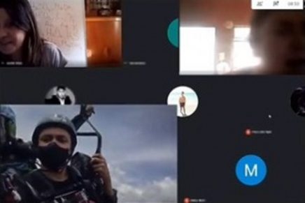 VIDEO: sujeto se tira de un paracaídas en plena clase virtual