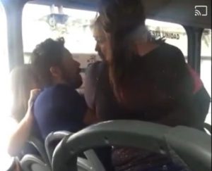 (VIDEO) En pleno bus, mujer encuentra a su esposo con otra y le hace un escándalo