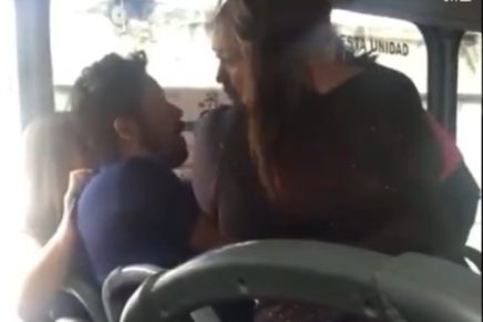 (VIDEO) En pleno bus, mujer encuentra a su esposo con otra y le hace un escándalo