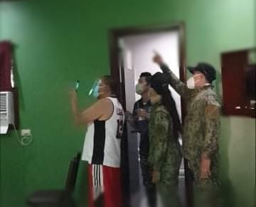 Mujer se escondió en el techo de un motel para que no la pillaran siendo infiel