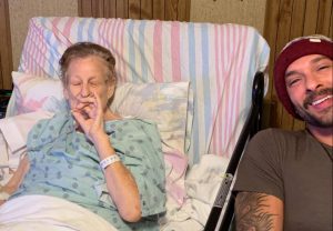 Antes de morir, abuela decidió sentarse a fumar marihuana con su nieto