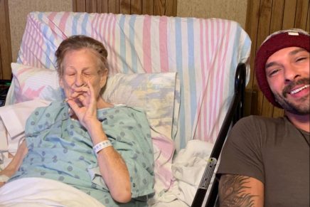 Antes de morir, abuela decidió sentarse a fumar marihuana con su nieto