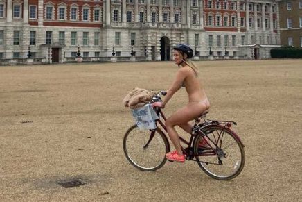 Mujer recorre las calles desnuda recolectando fondos para la beneficencia