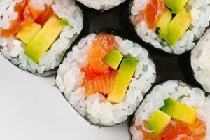 ¡Tremendo viaje! Mujer sufre alucinaciones tras comerse un sushi viejo