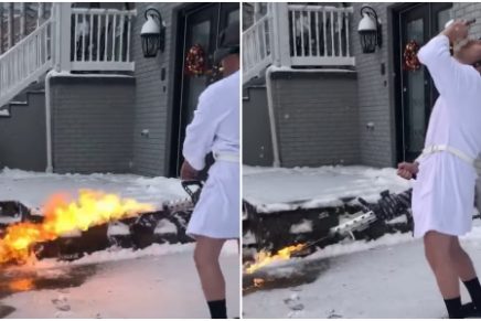 Un hombre se atrevió a despejar la nieve de su casa con un lanzallamas
