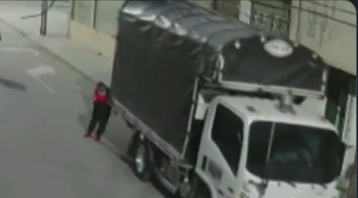 (VIDEO) ¿Cómo? Ladrón se robó un camión empujándolo