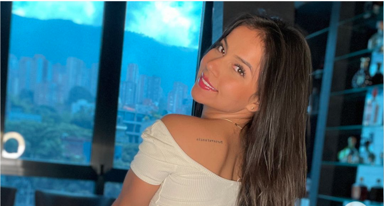 Aida Cortés, colombiana modelo de OnlyFans, muestra su parte trasera
