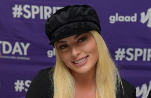 Luchadora de la WWE se cae en vivo y las redes no la perdonan