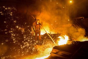 Un obrero quedó en sin dinero y decidió lanzarse a un horno de metal fundido - GettyImages