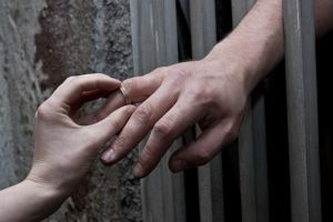 Mujer se casará con un preso