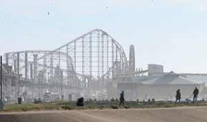 Montaña rusa se dañó a 65 metros de altura y obligó a todos a bajar caminando