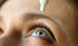 Mujer confunde pegamento con gotas para los ojos y casi pierde la vista