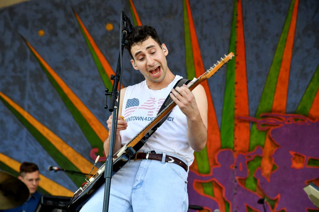 Bleachers anuncia próximo álbum con 'Stop Making This Hurt', su nueva