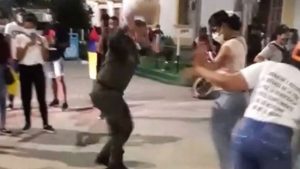 policías y marchantes bailan