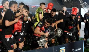 Hincha del Colón de Santa Fe taladra las cenizas del abuelo para celebrar