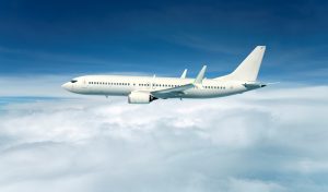 Hombre abrió la puerta de emergencia de un avión porque tenía calor